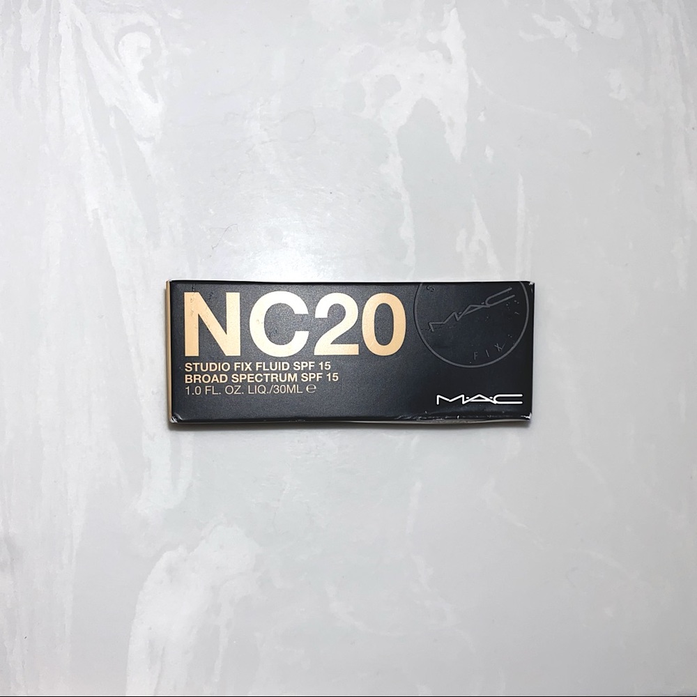 MAC STUDIO FIX FLUID SPF 15 (NC20)